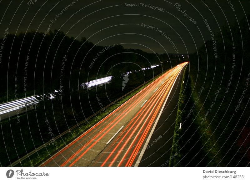 Schnell Heim Autobahn Bundesstraße mehrspurig Regen nass Objektiv rot weiß gelb Richtung Langzeitbelichtung Kurve Wegbiegung Leitplanke Reflexion & Spiegelung