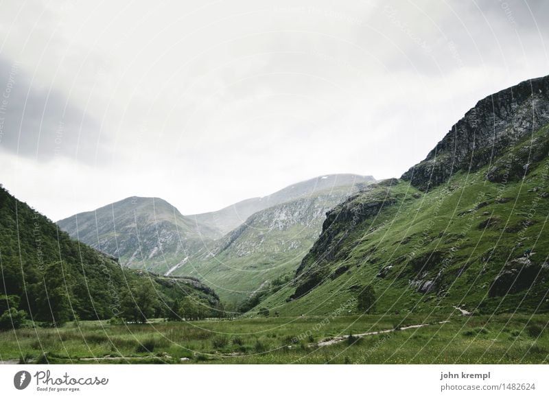 Steall Waterfall Natur Landschaft Gras Wiese Hügel Felsen Tal steall falls Schottland wandern grün Kraft Mut Romantik geduldig Sehnsucht Heimweh Fernweh