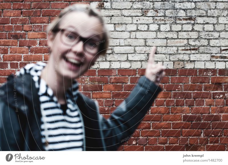 Bombenfoto feminin Junge Frau Jugendliche Partner 1 Mensch 13-18 Jahre 18-30 Jahre Erwachsene Bauwerk Wand Backsteinwand springen Glück trendy nerdig Freude