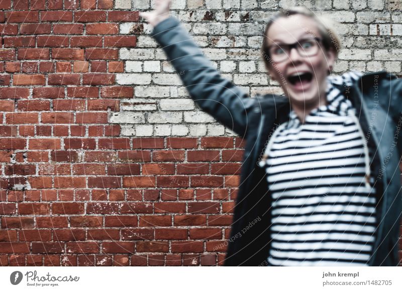 photobombed feminin Junge Frau Jugendliche Freundschaft 1 Mensch 18-30 Jahre Erwachsene Stadt Mauer Wand Feste & Feiern lachen springen frech Glück trendy