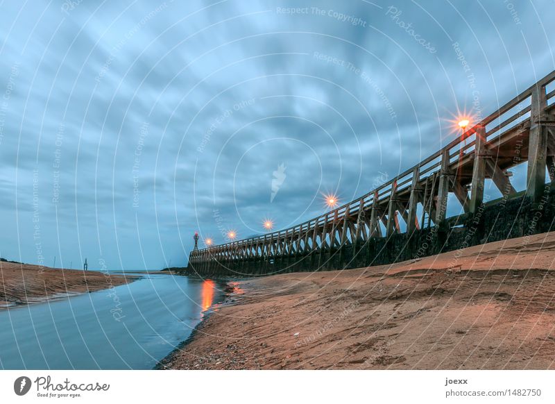 Abgang Wasser Himmel Wolken Wetter Flussufer Bauwerk Holz groß blau braun orange Steg Seebrücke Farbfoto Gedeckte Farben Menschenleer Abend Dämmerung Kunstlicht