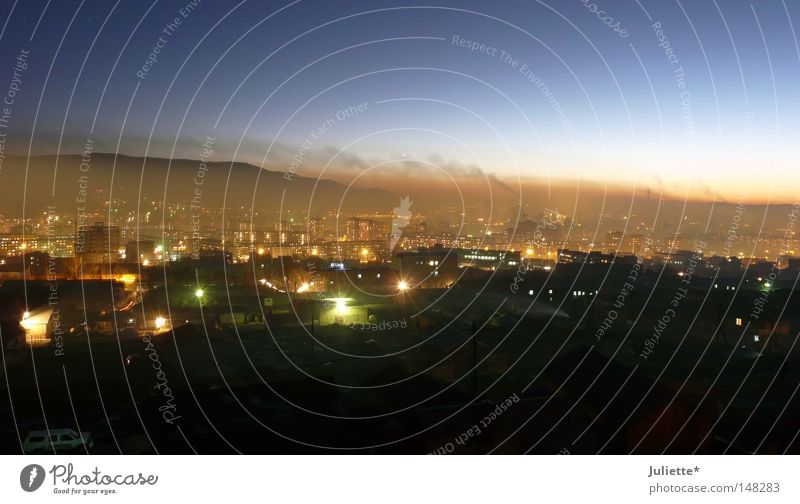 Ulaan Baatar Night Stadt Mongolei Himmel Beleuchtung mehrfarbig Smog Haus Aussicht schön grün schwarz Nacht Asien Berge u. Gebirge Verkehr Light Licht Geer blau