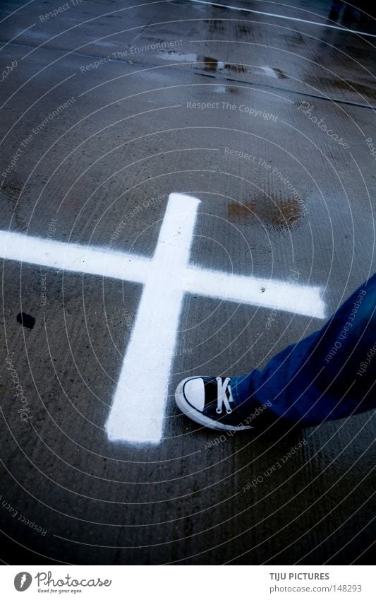 PLUS Plus Kreuz Christliches Kreuz Rücken Straße Schuhe Jeanshose Jeansstoff Hose Chucks Regen nass feucht attackieren Angrenzung verbinden zählen Bildung