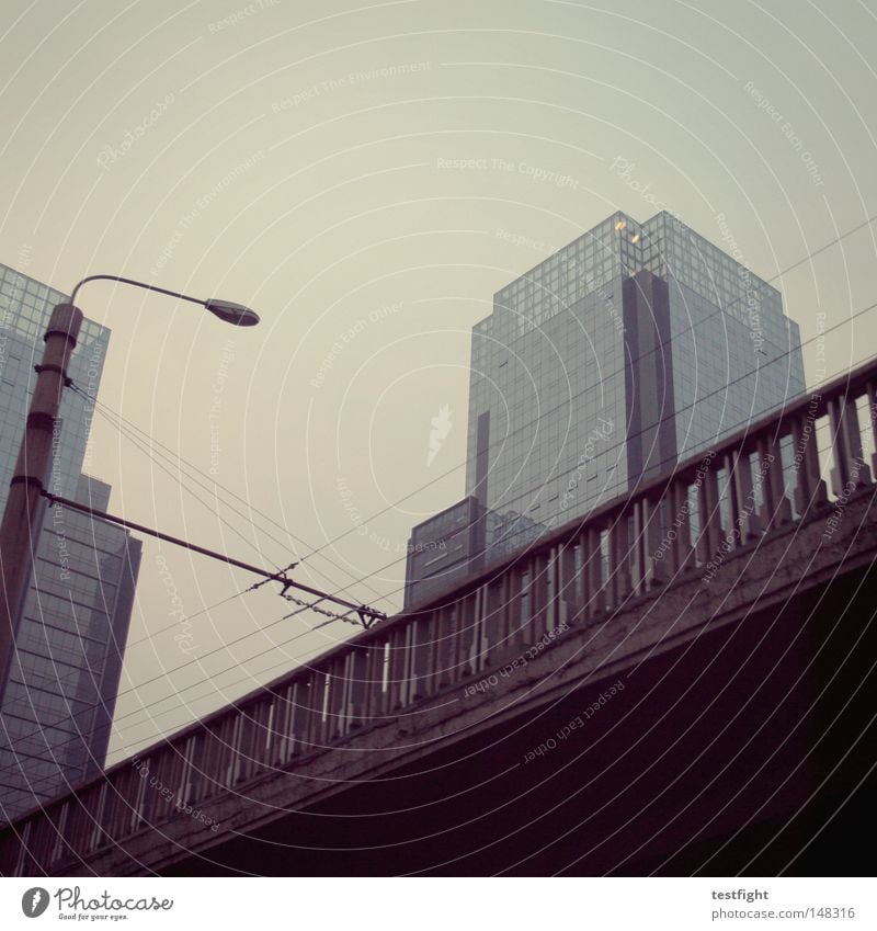 wir sind hier nicht in seattle... Architektur Stadt Straße Brücke Beton Wolken Himmel hoch klein Froschperspektive Wissenschaften