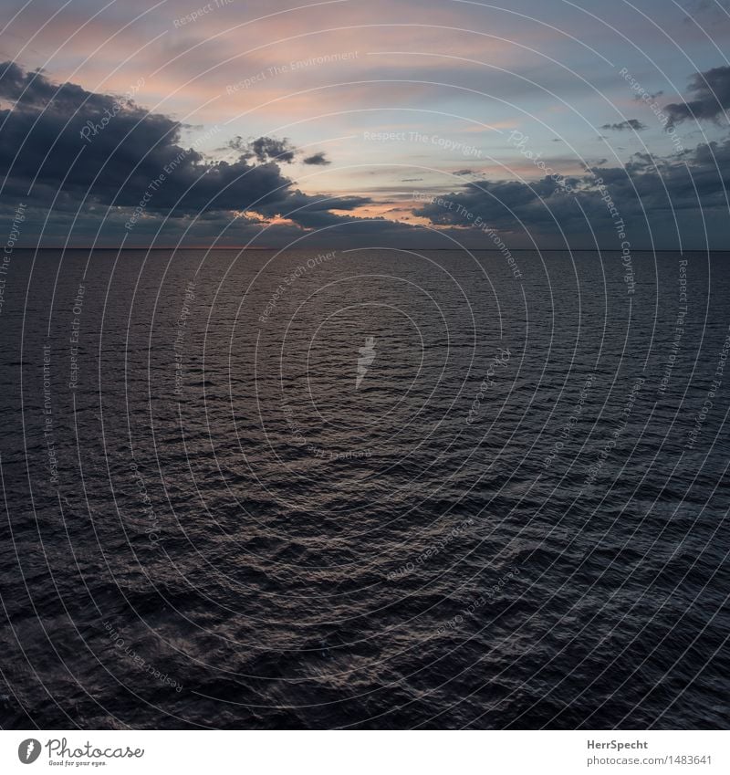 Ostseeabend Natur Himmel Wolken Schönes Wetter Wellen ästhetisch natürlich blau grau Dämmerung Meer Meeresspiegel Wolkenformation Abendrot himmelsfärbung