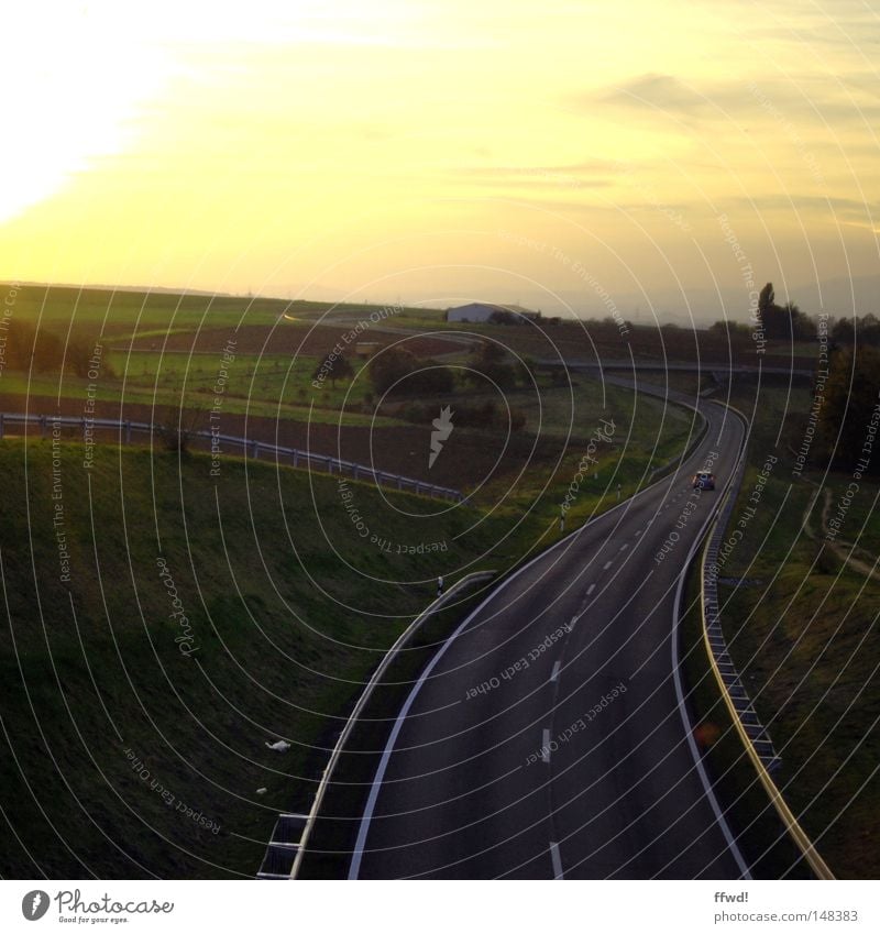 leaving home Fahrbahn Mittelstreifen Schilder & Markierungen Straße Wege & Pfade Verkehrswege Kurve Wegbiegung Biegung Asphalt KFZ Landschaft Natur Himmel