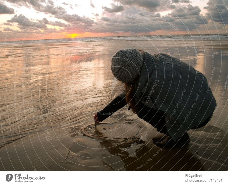 Ich denk an dich... Leben ruhig Ferne Freiheit Sonne Strand Meer Frau Erwachsene Finger Sand Wasser Wolken Herbst schlechtes Wetter Nordsee Mütze Zeichen