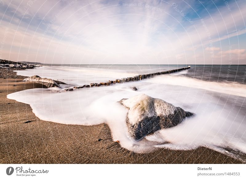 Umspült Natur Landschaft Urelemente Sand Himmel Wolken Horizont Winter Eis Frost Felsen Wellen Küste Strand Ostsee Meer blau braun weiß Buhne Stein Farbfoto