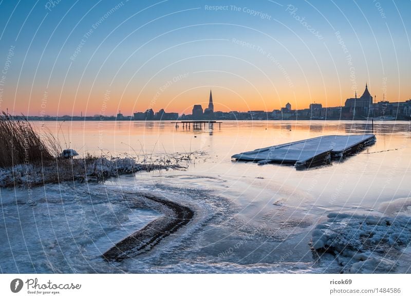 Blick über die Warnow auf Rostock Ferien & Urlaub & Reisen Winter Haus Natur Landschaft Wetter Eis Frost Flussufer Stadt Gebäude Architektur kalt Tourismus