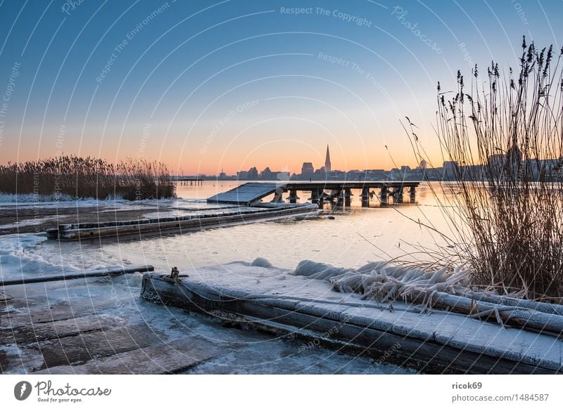 Blick über die Warnow auf Rostock Ferien & Urlaub & Reisen Winter Haus Wasser Wetter Eis Frost Fluss Stadt Gebäude Architektur Sehenswürdigkeit Wahrzeichen kalt