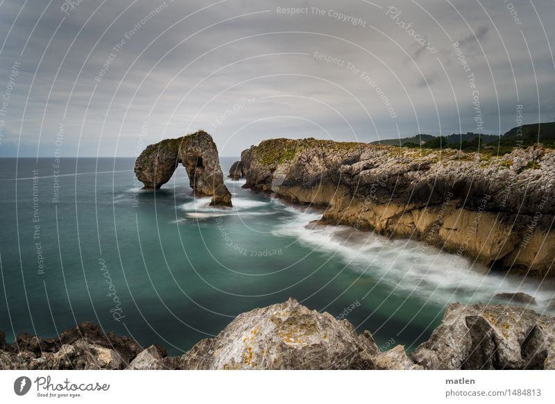 pierced rock Landschaft Wasser Himmel Wolken Horizont Wetter schlechtes Wetter Felsen Wellen Küste Fjord Meer Menschenleer fantastisch gigantisch braun grün