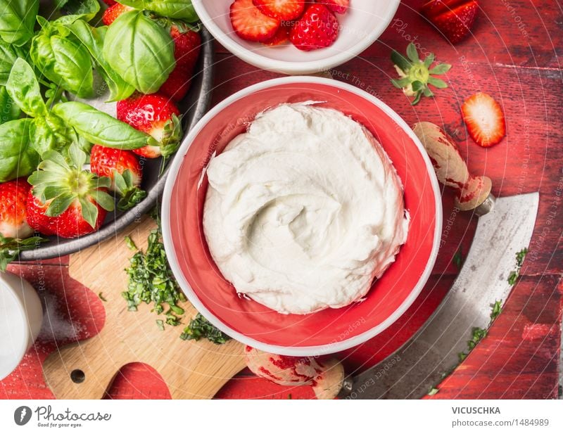 Quark in roter Schale mit Erdbeeren Lebensmittel Milcherzeugnisse Frucht Dessert Ernährung Frühstück Büffet Brunch Bioprodukte Vegetarische Ernährung Diät