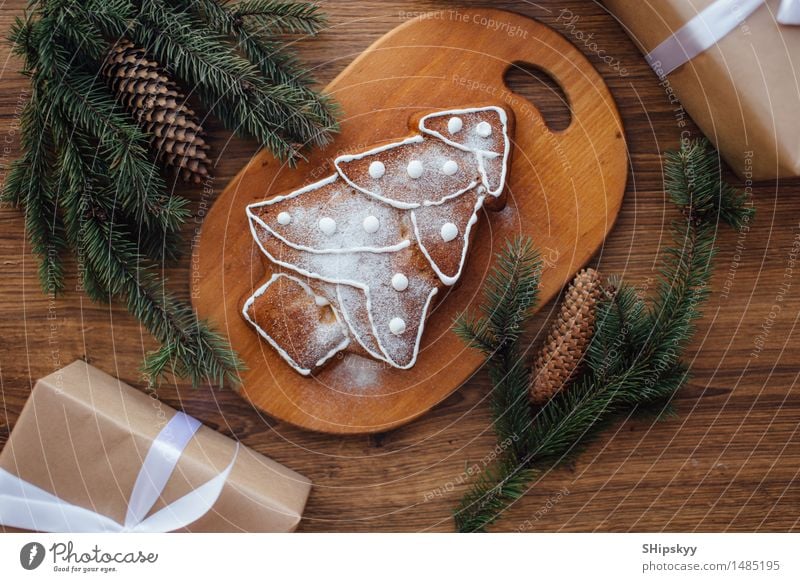 Winterbaum, der auf dem Tisch mit Geschenken liegt Lebensmittel Brötchen Kuchen Schokolade Marmelade Essen Frühstück Muttertag Ostern Weihnachten & Advent