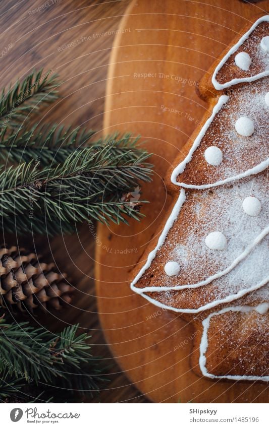 Winterbaum, der auf dem Tisch mit Geschenken liegt Lebensmittel Kuchen Dessert Süßwaren Schokolade Marmelade Essen Frühstück Abendessen Picknick