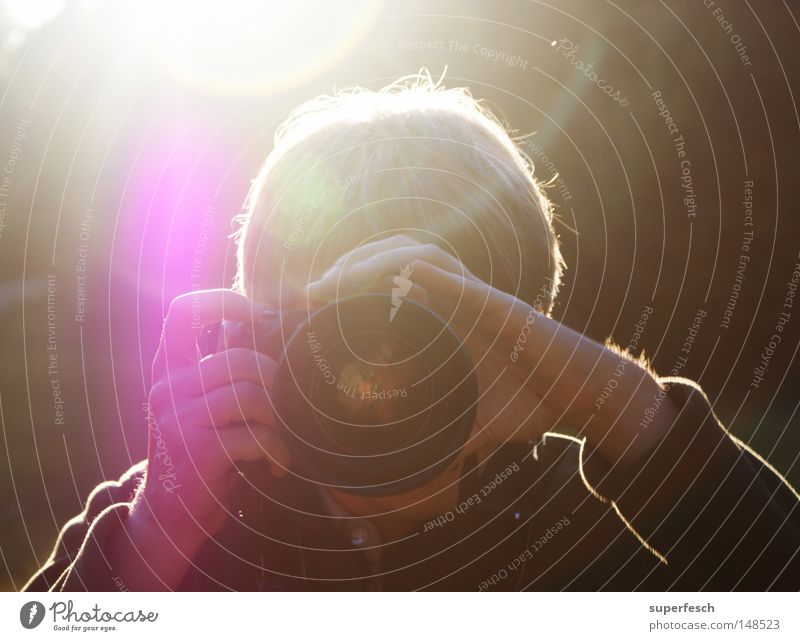 Wie du mir, knips ich dir. Gegenlicht Fotokamera Objektiv fokussieren schießen Fotografieren Mann Blendenfleck draufhalten