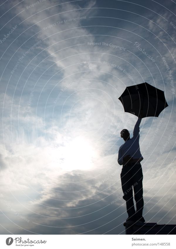 Freiheitsstatue für Arme Schatten Himmel Mann Silhouette Regenschirm Schirm Wolken Licht Kontrast Mauer Ende oben aufwärts festhalten Blitzschlag trocken dezent