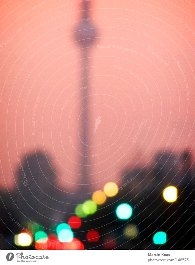 die stadt die lichter Lampe Himmel Berlin Stadt Berliner Fernsehturm Verkehrswege Straße Ampel rosa Farbe Karl-Marx-Allee Lichtpunkt KFZ Flackern Stalinallee