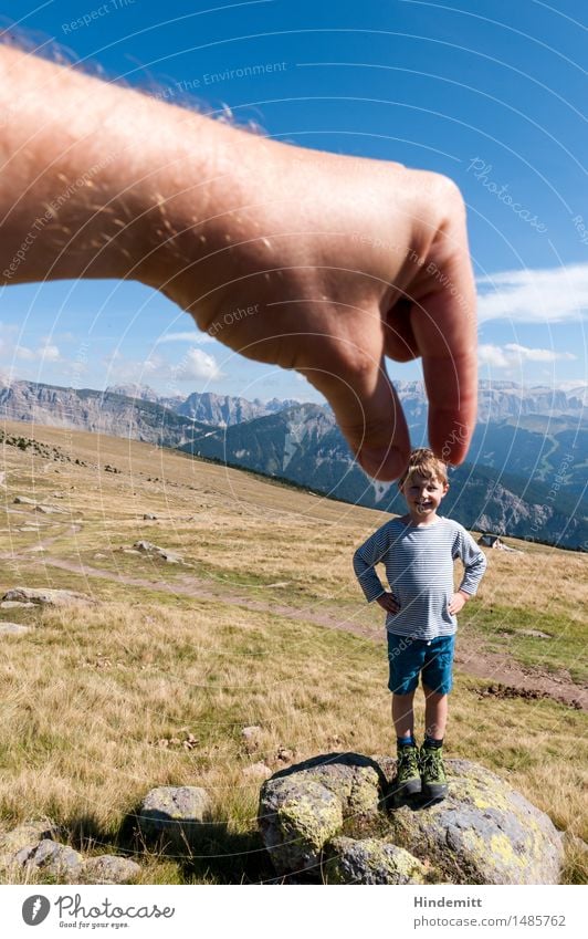 Unter Riesen Ferien & Urlaub & Reisen Tourismus Sommer Sommerurlaub Berge u. Gebirge wandern maskulin Kind Junge Kindheit Hand Finger 1 Mensch 3-8 Jahre Himmel