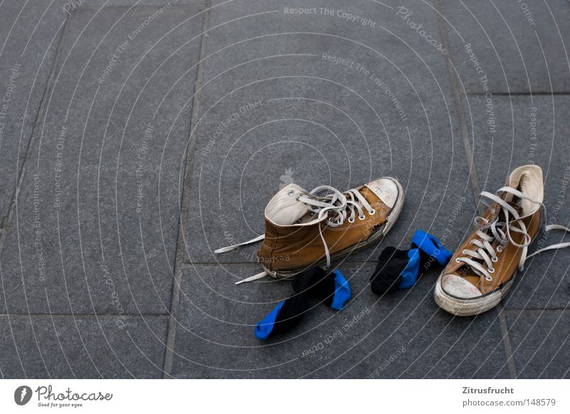 happy shoes Einsamkeit laufen Laufsport Bodenbelag unten Marktplatz Sommer entkleiden Schuhe Chucks Turnschuh Smiley grinsen Freundlichkeit Schuhbänder