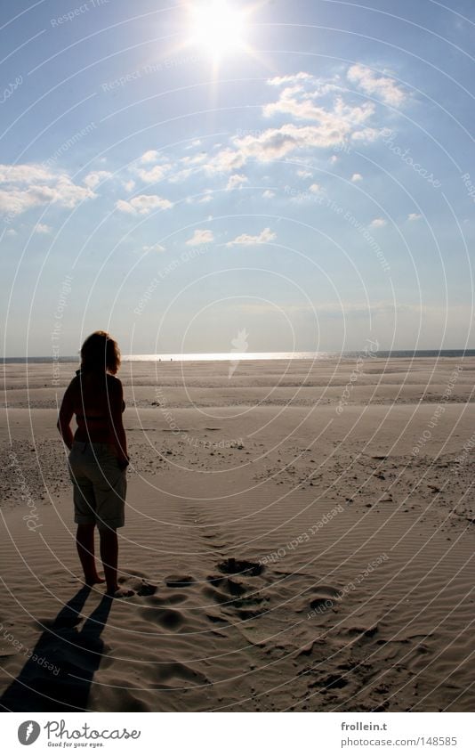 Auf einem anderen Planeten Strand Ferne leer Wüste trist Sand Meer Frieden blau Sonne hell scheinend Frau klein Außerirdischer Himmel Einsamkeit frei