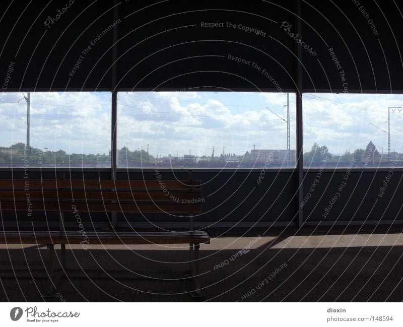 waiting room warten Warteraum Bank Fenster Silhouette Stadt Beton grau trist Trauer Langeweile Ödland Ludwigshafen Bahnsteig Bahnhof Deutschland Traurigkeit