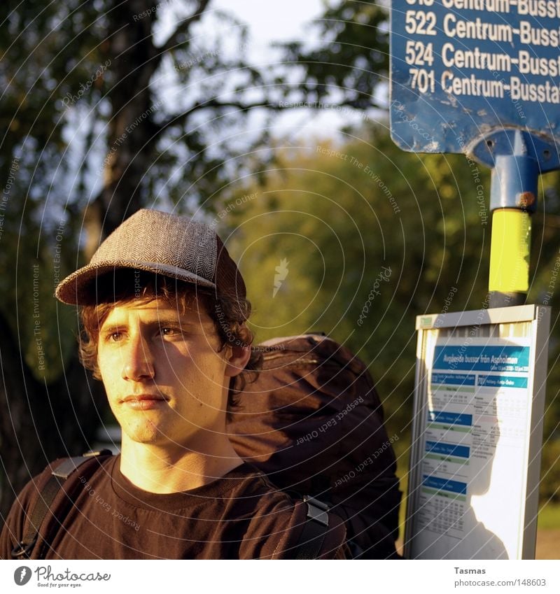 a sunny boy, a sunny day Zufriedenheit Sommer Mann Erwachsene Jugendliche Bus Hut warten Busbahnhof Station Schweden Rucksack Rucksacktourismus Tourist