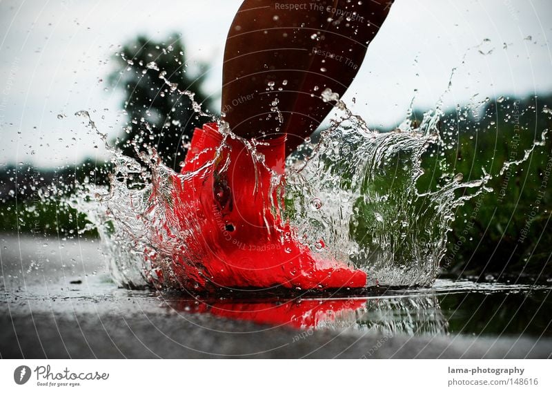 Splash ! (Gummistiefel) Stiefel Pfütze Regen Wassertropfen spritzen Gewitter Wetter Unwetter nass spritzig Regenwasser dreckig Herbst herbstlich Stimmung rosa