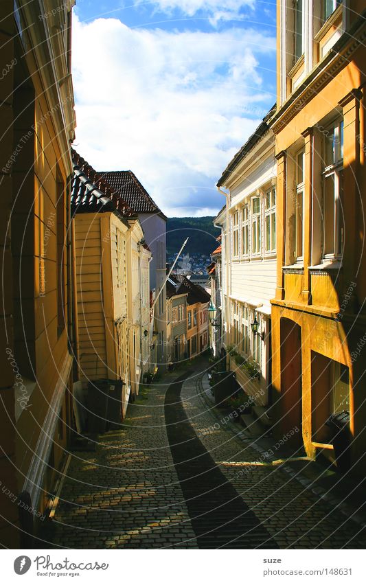 Sonnengasse Sommer Haus Umwelt Himmel Wolken Schönes Wetter Kleinstadt Stadt Menschenleer Fassade Fenster Wege & Pfade Fußweg gehen laufen Gasse Norwegen