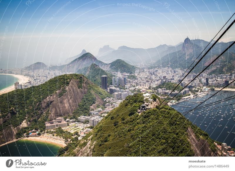 Zuckerhut Seilbahn Stadt blau grün Bucht Rio de Janeiro Brasilien Zuckerhut (Felsen) Strand Copacabana Corcovado-Botafogo Farbfoto Gedeckte Farben Außenaufnahme