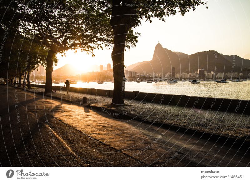 Rio De Janeiro Stadt gold Rio de Janeiro Corcovado-Botafogo Bucht Brasilien Farbfoto Gedeckte Farben Außenaufnahme Textfreiraum rechts Textfreiraum unten Abend