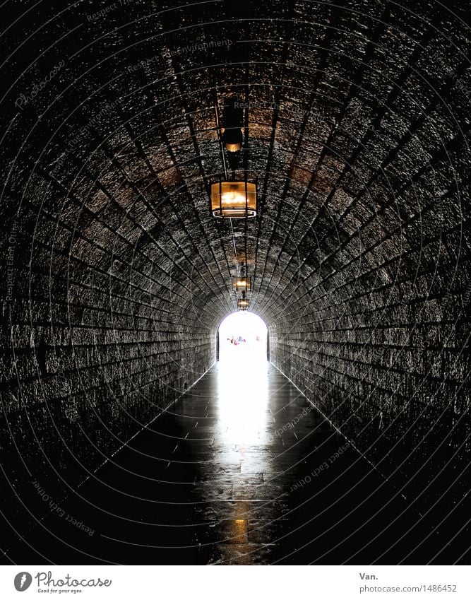 Das Licht am Ende des Tunnels dunkel lang Stein Laterne Lampe Beleuchtung Farbfoto Gedeckte Farben Innenaufnahme Menschenleer Tag Kunstlicht Sonnenlicht