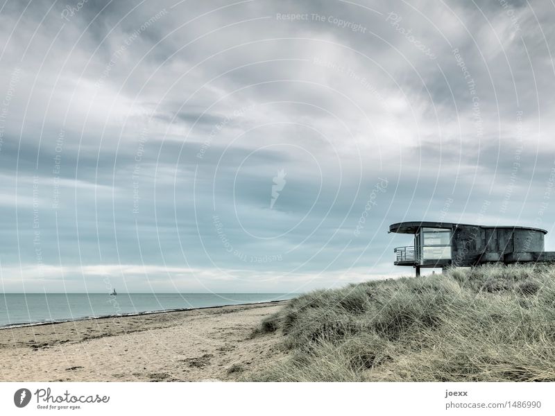 Mehr Zeit Landschaft Himmel Wolken Wetter Hügel Küste Strand Meer Dünengras Haus Traumhaus Balkon maritim modern retro blau ruhig Fernweh Horizont Idylle