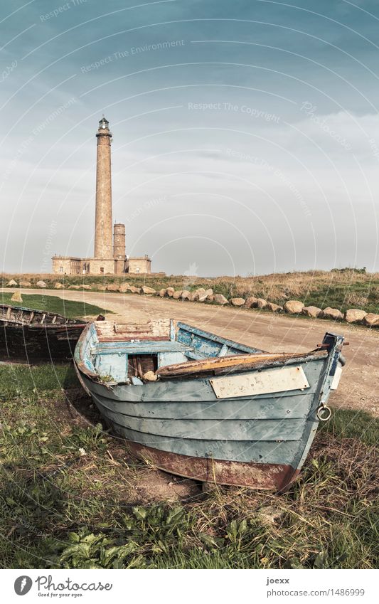 Mar Adentro Himmel Schönes Wetter Leuchtturm Phare de Gatteville Fischerboot Ruderboot alt hoch Vergänglichkeit Farbfoto Außenaufnahme Menschenleer Tag