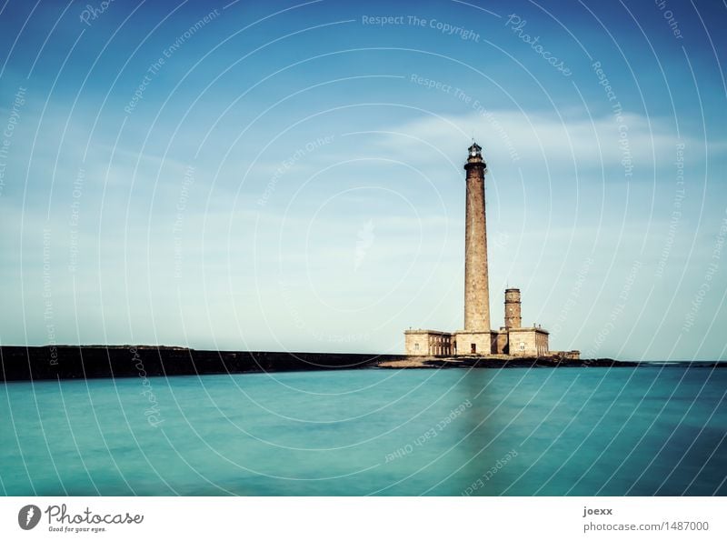 Großer Bruder Wasser Himmel Wolken Leuchtturm groß hoch blau braun grün schwarz Hilfsbereitschaft Hoffnung Horizont Orientierungspunkt Phare de Gatteville