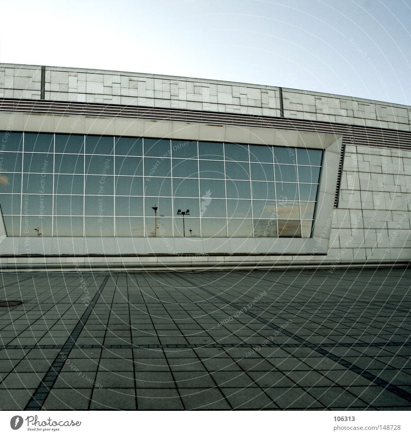 silence ruhig Spiegel Wohnzimmer Stadt Haus Industrieanlage Ruine Platz Gebäude Architektur Mauer Wand Fassade Fenster Verkehrswege Stein Glas modern leer