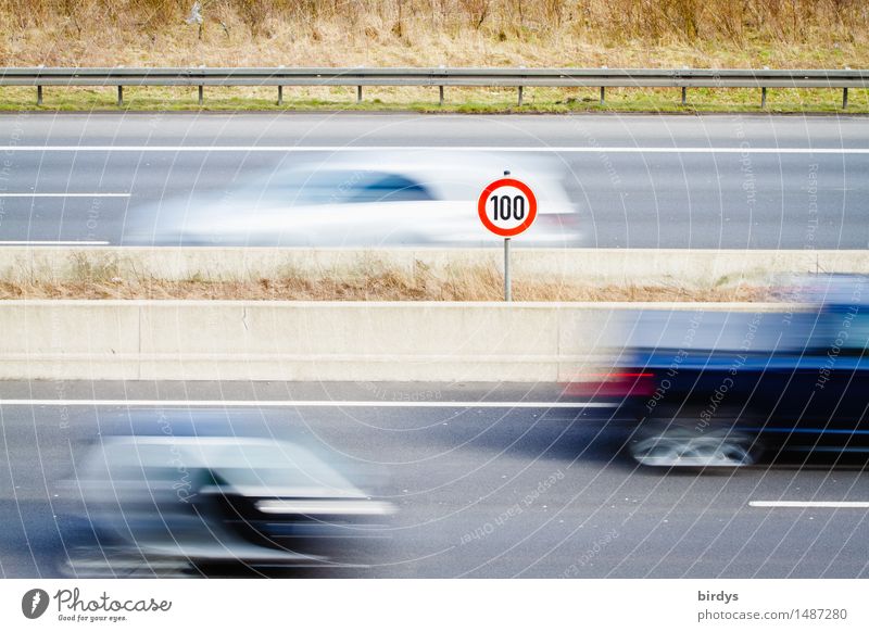 Tempo 100 auf Autobahnen. 100 Geschwindigkeitsbeschränkungsschild auf einer Autobahn, vorbeifahrende Autos mit Bewegungsunschärfe. Sprit sparen , teure Ölimporte. Ukrainekrieg