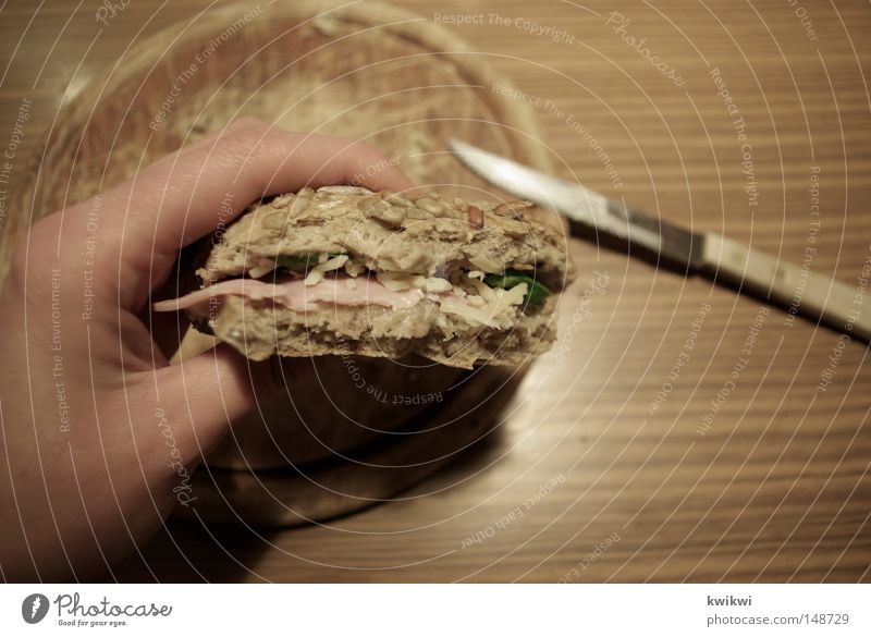 belegtes brötchen auf neun uhr Ernährung Brot Brötchen lecker Appetit & Hunger Messer Tafelmesser Schneidebrett Frühstück Mittag Abendessen Hand Tisch