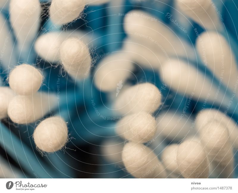 wattestäbchen mikado schön Haut Gesicht Gesundheit Wellness Watte Schwimmen & Baden Erholung Sauberkeit weich blau weiß geduldig ruhig rein Farbfoto