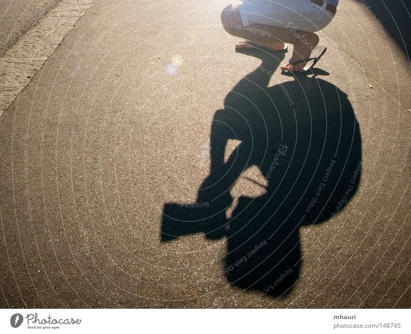 Schatten Fotograf Sonne Licht Silhouette Entwurf Sandale Mann Fotokamera Objektiv Beine knien Tunnel Freizeit & Hobby Straße