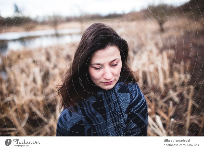 * Winter feminin Junge Frau Jugendliche Erwachsene Leben 1 Mensch 18-30 Jahre Umwelt Natur Landschaft Wasser Pflanze Seeufer Moor Sumpf Stoff brünett langhaarig