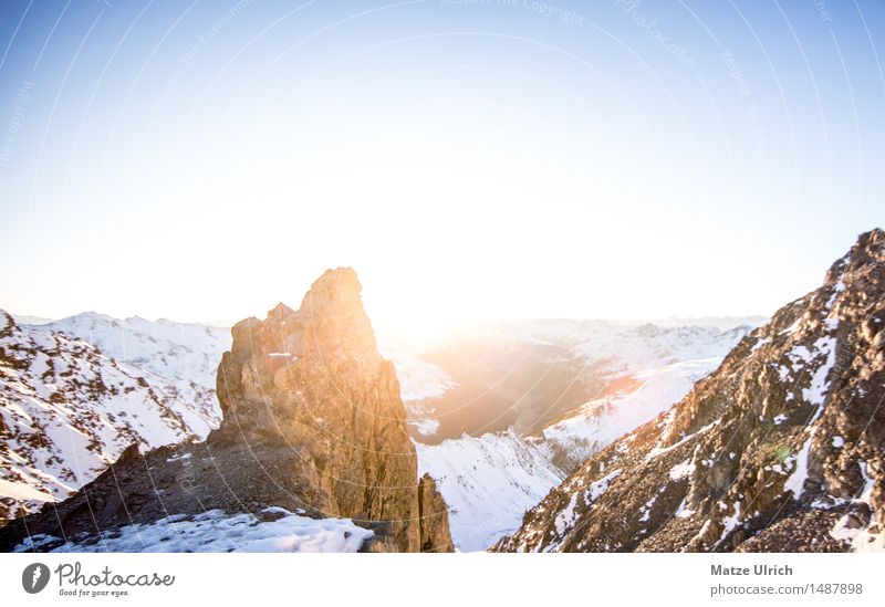 Fels im Sonnenlicht Himmel Wolkenloser Himmel Horizont Sonnenaufgang Sonnenuntergang Winter Schnee Hügel Felsen Alpen Berge u. Gebirge Gipfel