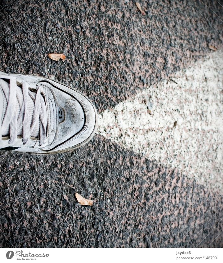 Sprühdose. Schuhe sprühen Teer Straße Parkhaus Parkplatz Schilder & Markierungen Pfeil Schwarzweißfoto quer Außenaufnahme Nahaufnahme Verkehrswege