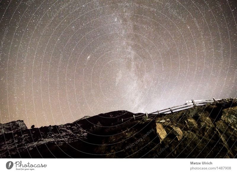 Sterne in den Bergen II Umwelt Urelemente Erde Wolkenloser Himmel Nachthimmel Horizont Frühling Herbst Winter Schönes Wetter Hügel Felsen Alpen Berge u. Gebirge