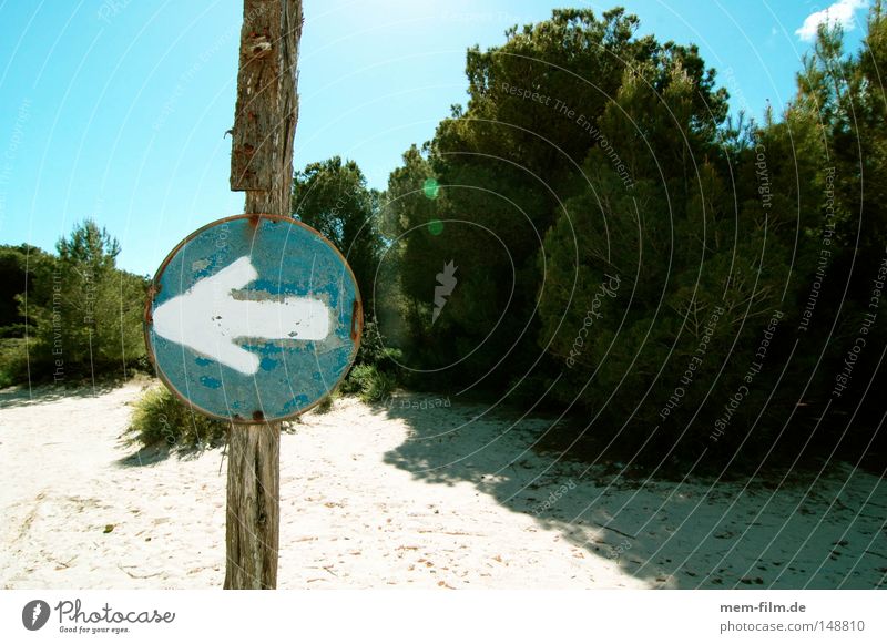 nach links! Pfeil Schilder & Markierungen Strand blau Himmel Hinweisschild Zeichen Warnhinweis rechts Düne Mallorca parken Verkehrsschild abbiegen Warnschild