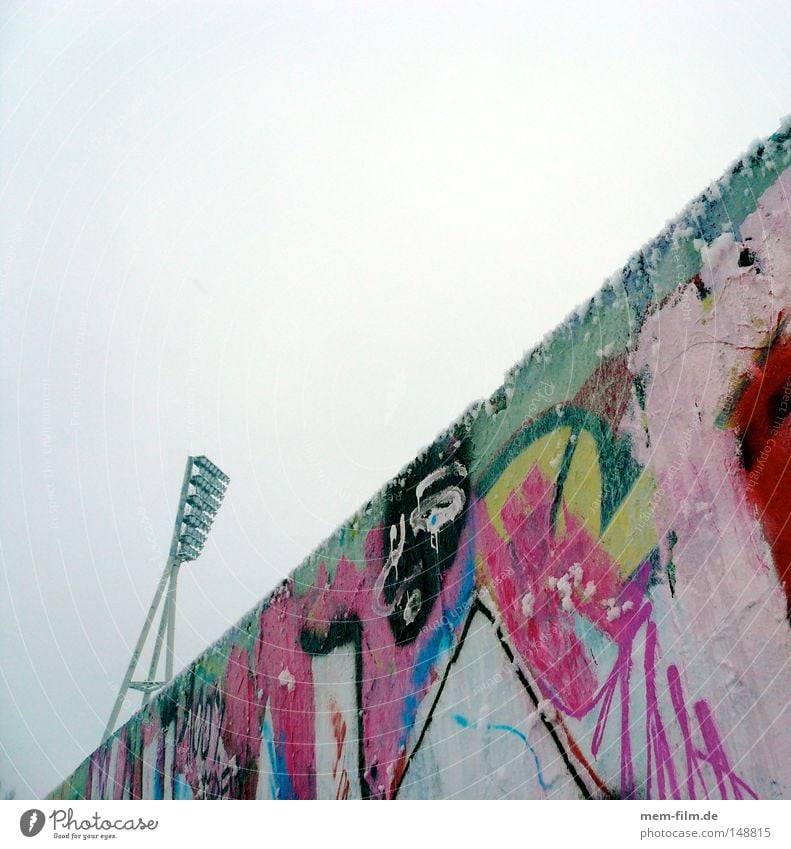 giraffe hinter mauer Berlin Flutlicht Stadion Berlin-Mitte Prenzlauer Berg Graffiti mehrfarbig quer Wand Grenze mauerpark Giraffe Mauer Neigung