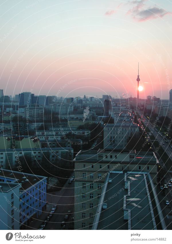 Sonne kitzelt Fernsehturm Frankfurter Tor Verkehr Haus Architektur Himmel oben Berlin Peter Licht Telespargel Straße Hauptstadt Stadt