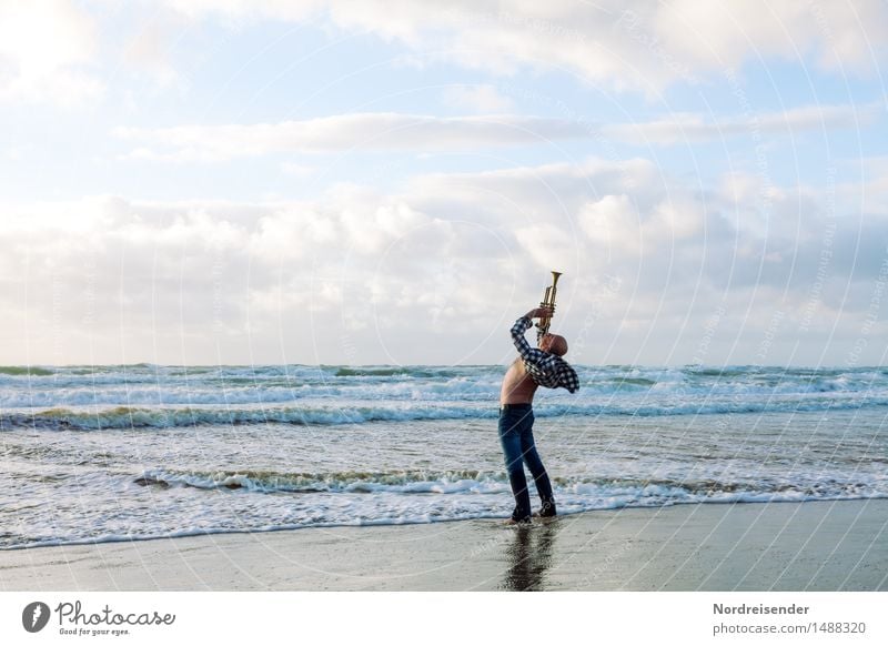 Lass es raus.... Lifestyle Stil Leben Meer Mensch maskulin Mann Erwachsene Musik Musiker Urelemente Luft Wasser Wolken Strand Nordsee schreien stehen Coolness