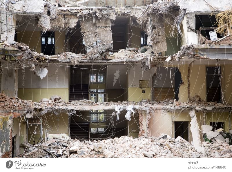 Abriss Haus Raum Baustelle Mauer Wand Treppe Fenster Dach Stein alt kaputt Vergänglichkeit Demontage schäbig zerstören Etage Decke Flur Sanieren Bauschutt Krach