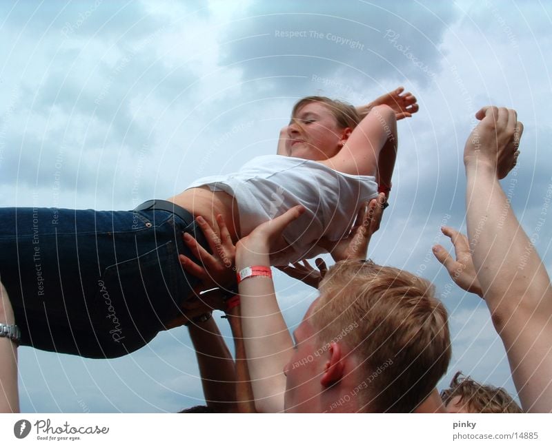 nur fliegen ist schöner Konzert live Menschengruppe stage diving Publikum Musikfestival BERLINOVA