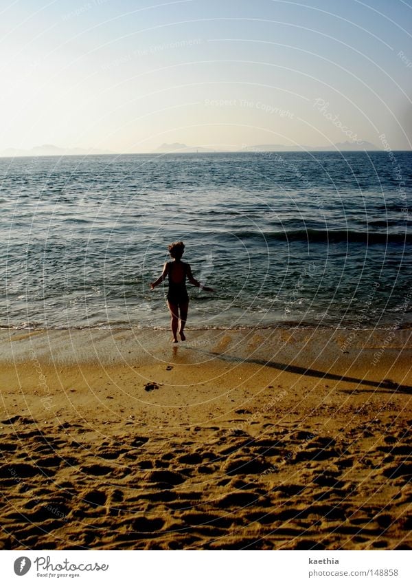 vorfreude Freude Schwimmen & Baden Sommer Strand Meer Wellen Sand Wasser Himmel Küste Bikini laufen Spuren Kühlung Frau Spanien Ferien & Urlaub & Reisen Insel